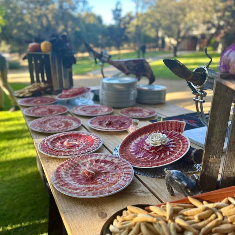 Maestro cortador de ibericos presenta jamon iberico en espiral con rosa central y texto de los novios 1