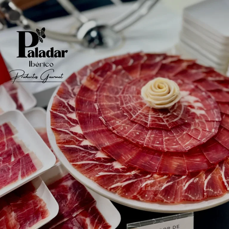 Maestro cortador de ibericos presenta jamon iberico en espiral con rosa central y texto de los novios 5