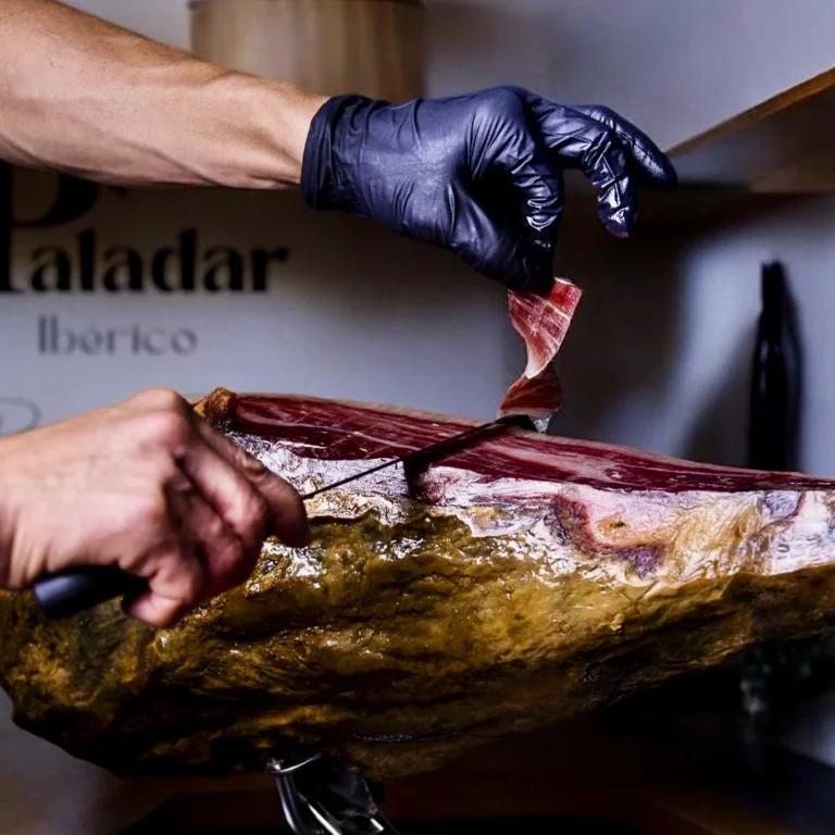 Portada con Raul Piriz cortador profesional loncheando jamon iberico de bellota en eventos especiales