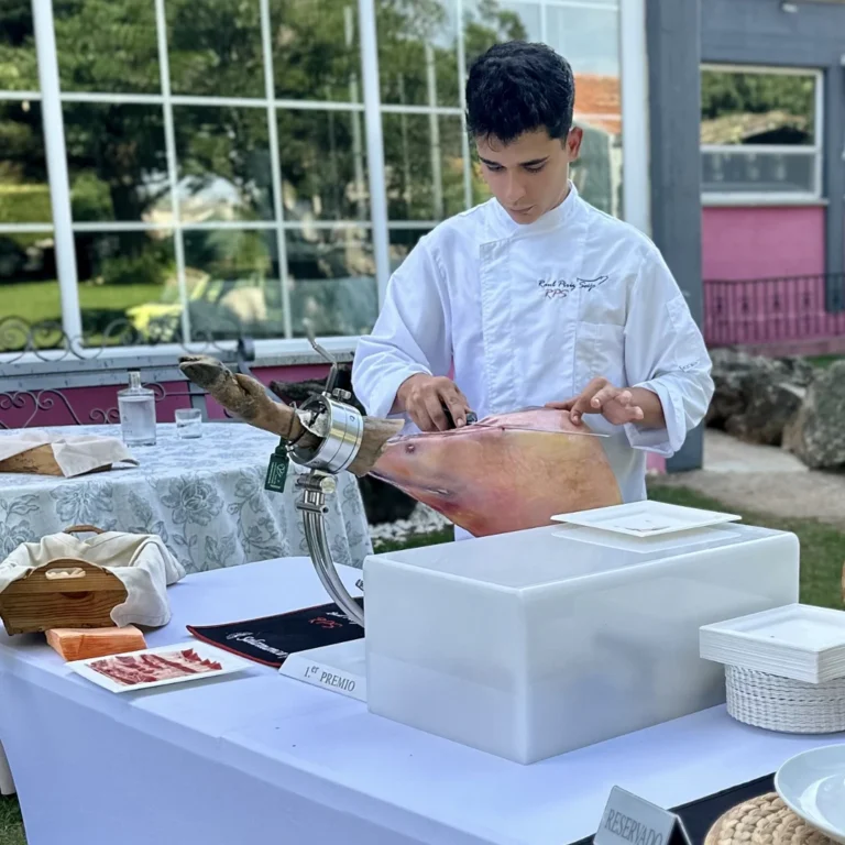 Raul Piriz cortador profesional loncheando jamon iberico de bellota en bodas